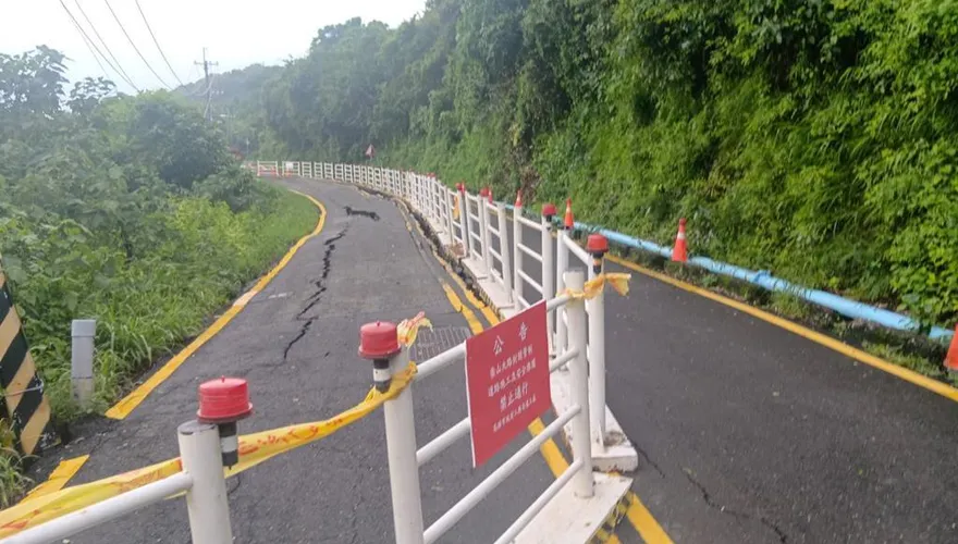 邊坡遭豪雨沖刷！柴山大路下陷　「高雄阿朗壹」緊急封路