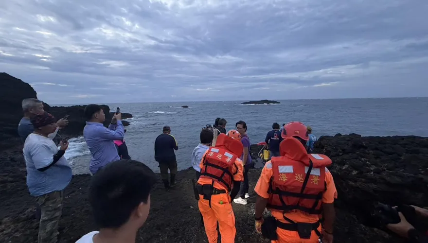 影/坦克岩「台電廠長落海」搜救最新！黑鷹直升機出動