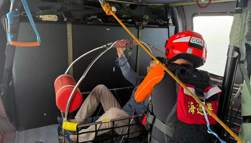 影/船員急性盲腸炎！海巡空勤「黑鷹直升機」驚險吊掛後送