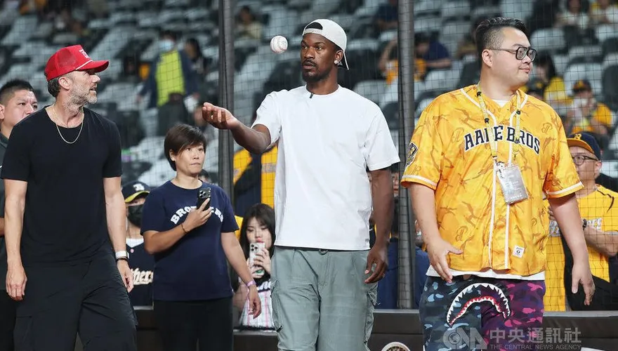 真．吉巴降臨！NBA「士官長」巴特勒現身大巨蛋看球