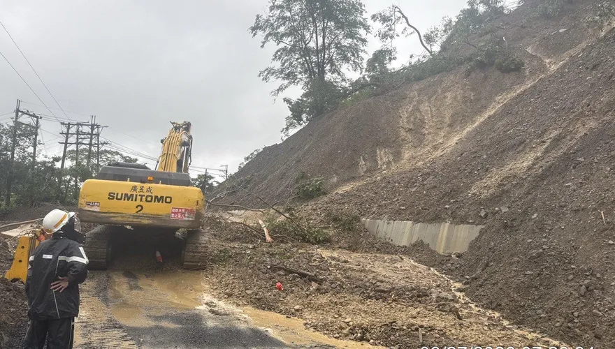 台20線白雲寺路段邊坡坍方！雙向道路受阻　拚今15時搶通