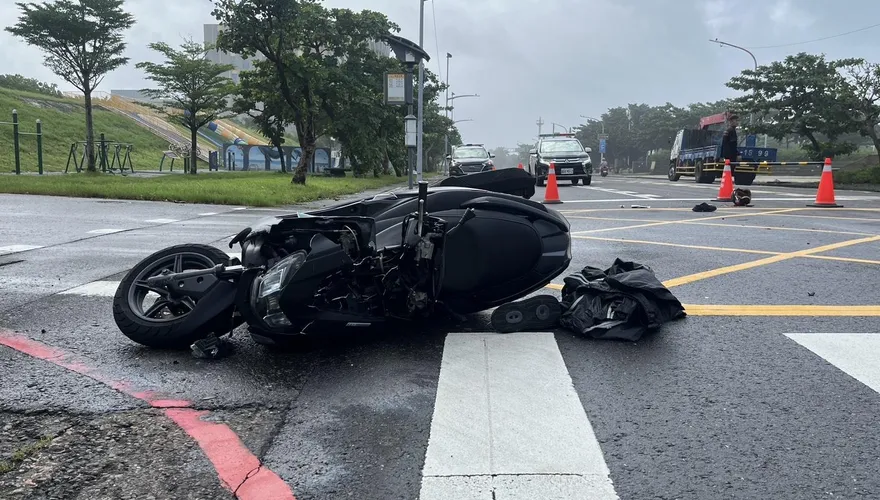 疑支線貨車未禮讓！旗津23歲重機男上班途中撞死　母崩潰