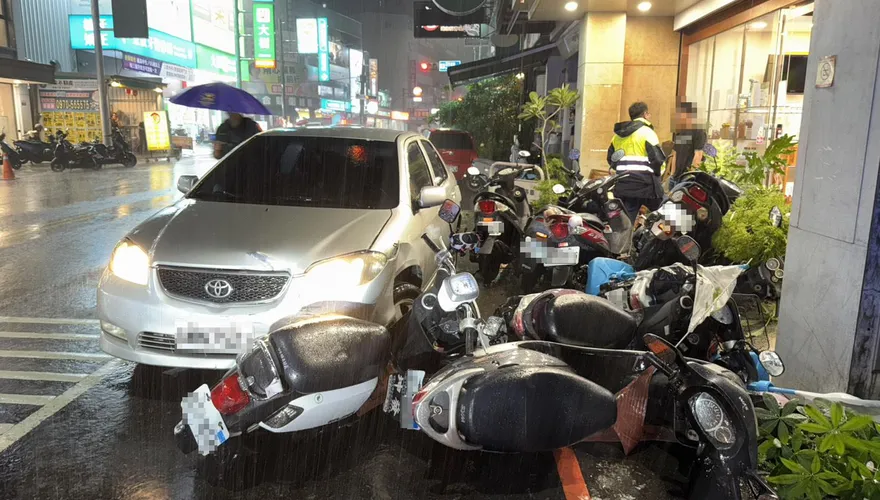 台中男毒駕逆向「狂撞9車」　驗出安非他命、依托咪酯