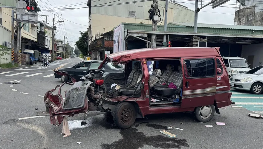 影/彰化田中鎮路口嚴重車禍！大貨車猛撞小客車致2傷