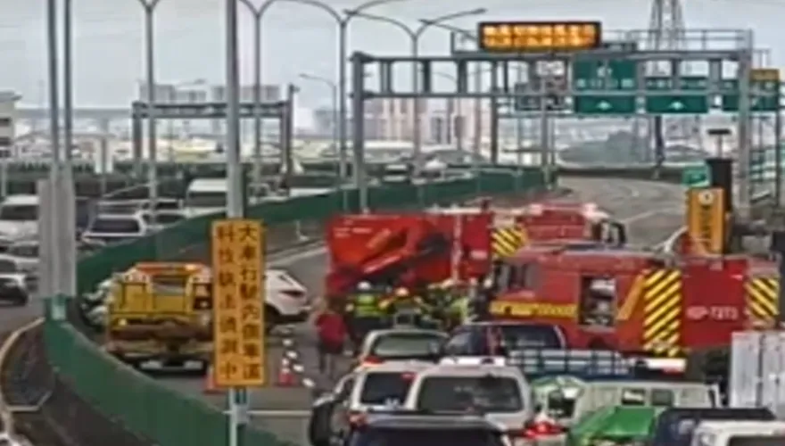 影/台74線3車連環撞！小貨車翻覆　駕駛受困意識模糊送醫