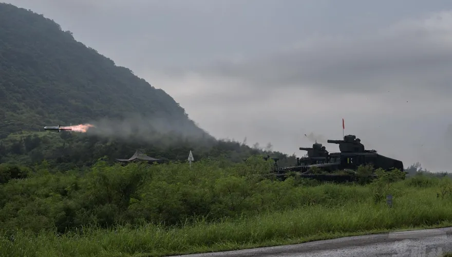 中南部重砲、天馬同操演　陸軍拖式反裝甲飛彈震撼齊射