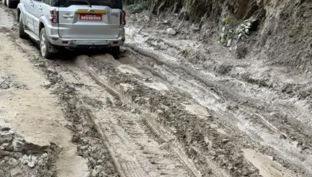 陸客驚恐目擊尼泊爾土石流！開車狂撤離、晚20分鐘就被吞噬