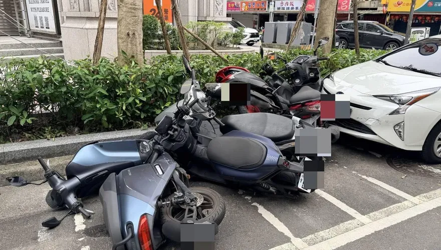影/撞5機車倒一排！內湖老翁開車突昏迷　送醫搶救不治