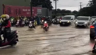 強降雨襲高雄！上班族騎車涉水「咕嚕咕嚕」　驚險畫面曝