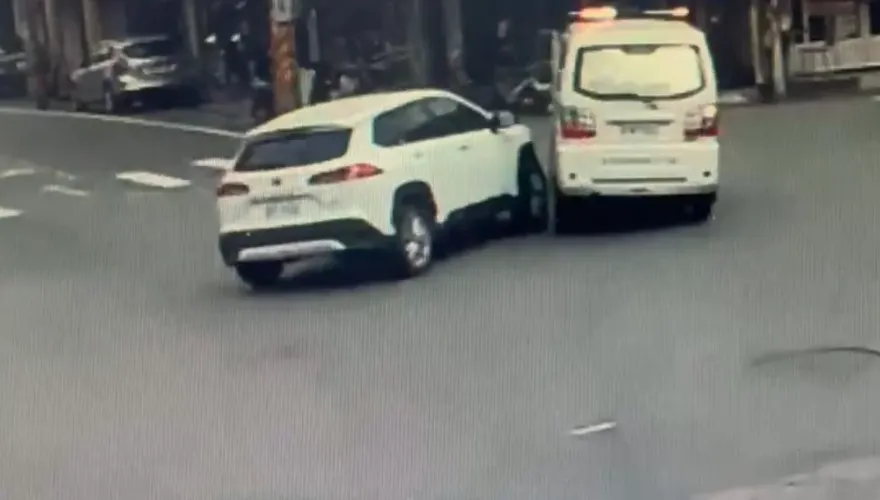 影/驚！彰化溪湖民間救護車與自小客車相撞　2人受傷送醫
