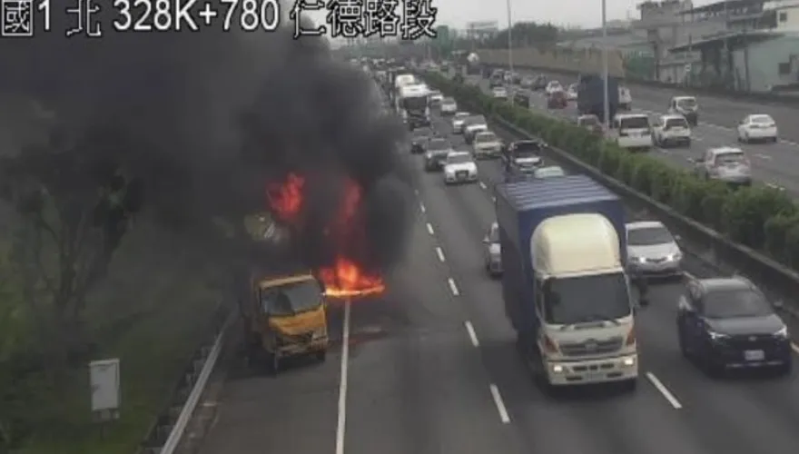 影/國道1號仁德段大貨車追撞拖吊車　拖行後起火全面燃燒