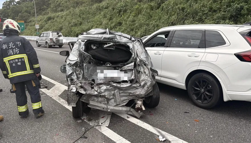 國道3號南港段貨車連撞3車　轎車全毀變形2人受傷