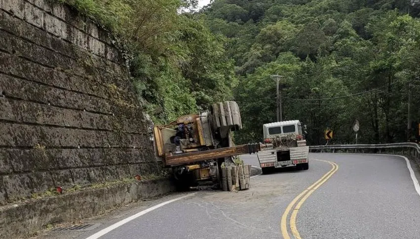 北宜公路拖板車過彎失控　貨斗上挖土機甩出翻落