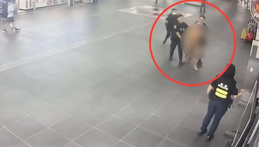 影/台北車站大廳驚見男子裸奔　鐵警到場管束帶離