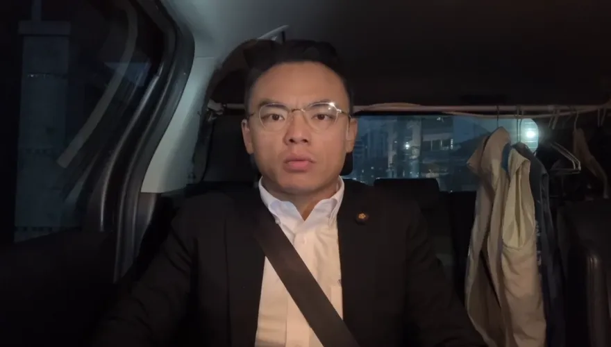 影/洪孟楷震怒！「鞭刑公投」遭中選會沒收　痛批：保護詐騙集團？