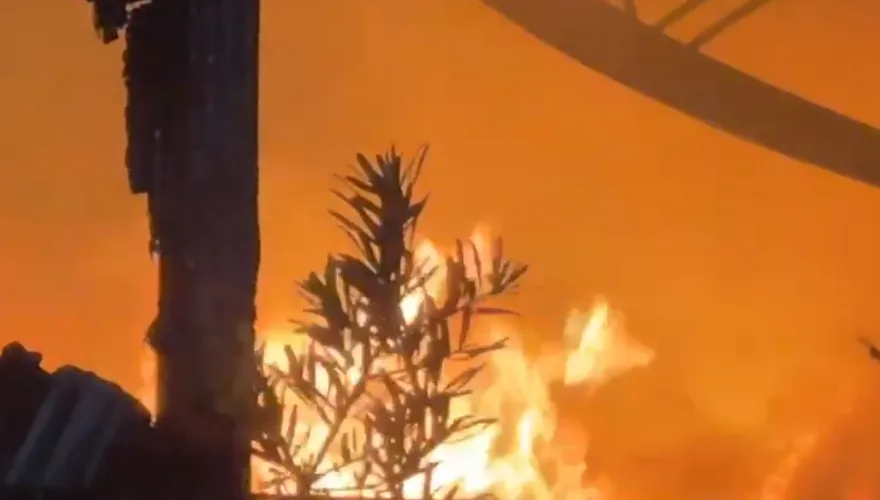 影/屏東萬丹汽車回收廠深夜惡火衝天！爆炸聲頻傳　警消搶救