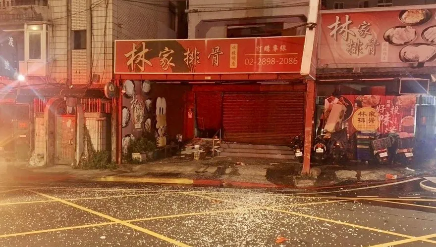北市北投區林家排骨深夜氣爆　玻璃碎片炸滿街幸無人傷