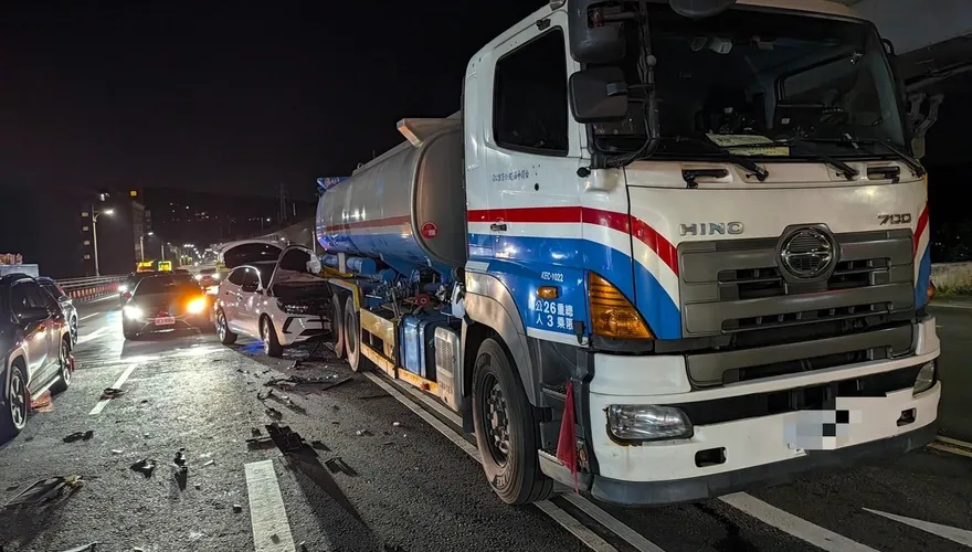 影/好險沒炸！淡水路上冒白煙　51歲男撞上油罐車