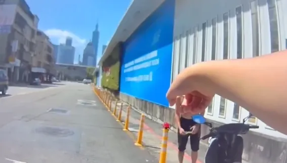 赤裸男拿刀街上晃！　警方意外拿下通緝犯