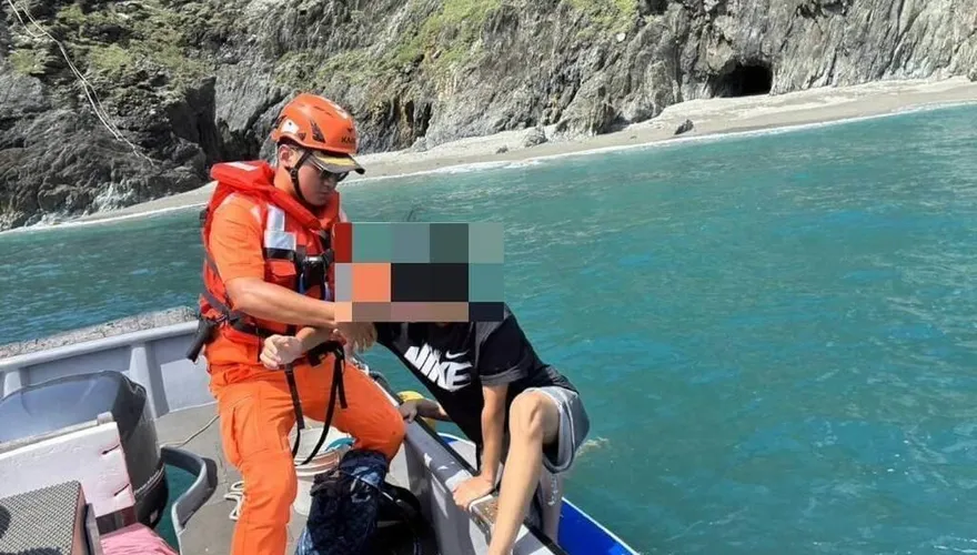 宜蘭烏岩角一早2起救援！越南女大生腳扭傷、一家5口中暑
