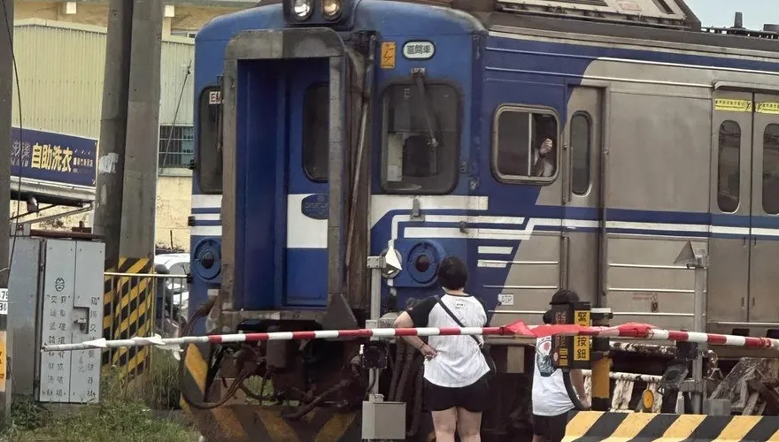 毛孩突衝鐵軌！母女竟冒險闖平交道救狗　區間車急煞險釀大禍