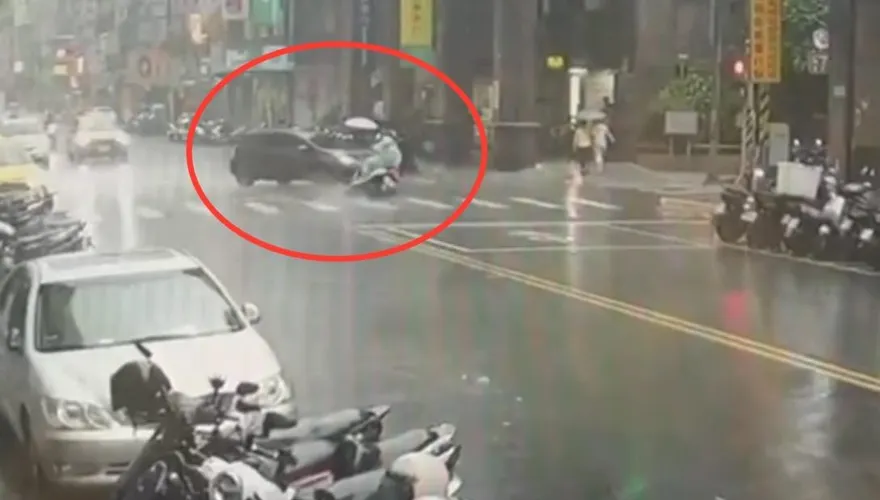 影/土城機車天雨路滑煞車噴飛　撞對向車騎士慘摔受傷