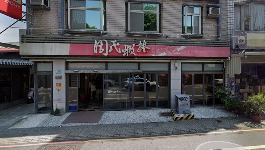 台南「周氏蝦捲」老店出事！遭雨衣男「潑灑百隻活蟑螂」