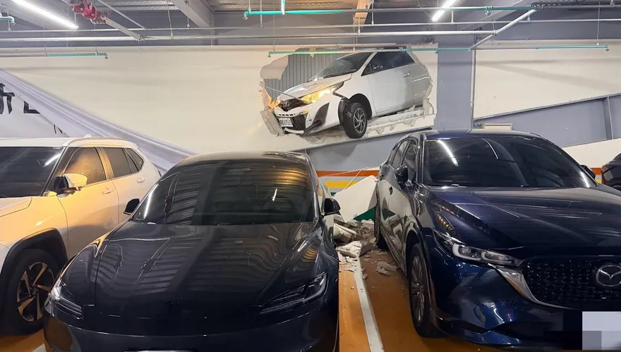 影/宛如3D壁畫！中壢停車場42歲男撞穿「掛牆上」波及3車