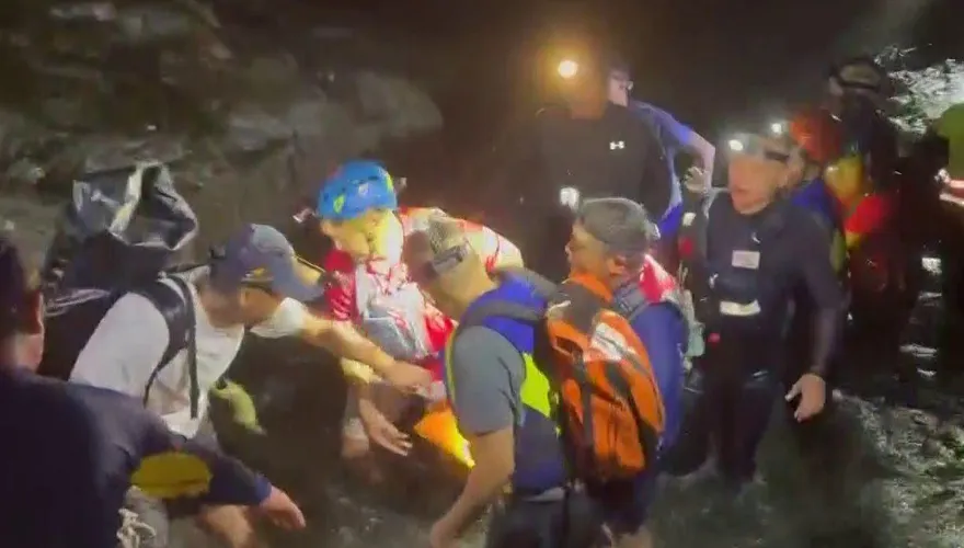 影/去年鬼月奪1命！金岳瀑布40歲男陳屍石縫　休旅車未熄火
