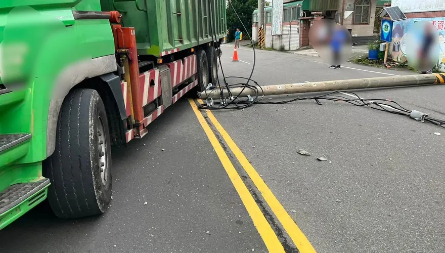 影/天兵！台南大貨車吊桿忘收　勾倒電線桿竄火花害2戶停電