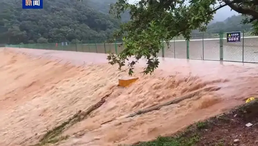 雲南暴雨狂襲！鹽塘水庫漫壩恐潰壩　磨憨8000人緊急撤離