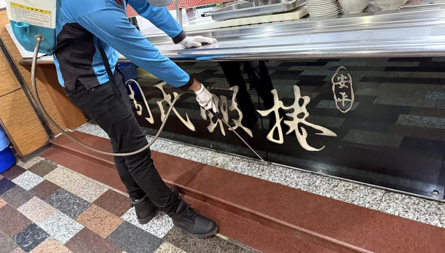 上百蟑螂大軍灑周氏蝦捲櫃檯！雨衣男遭逮　法院裁定3萬元交保
