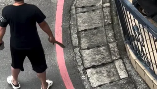 影/自言自語被笑！台中醉男持刀爆粗口　街頭咆哮嚇壞人