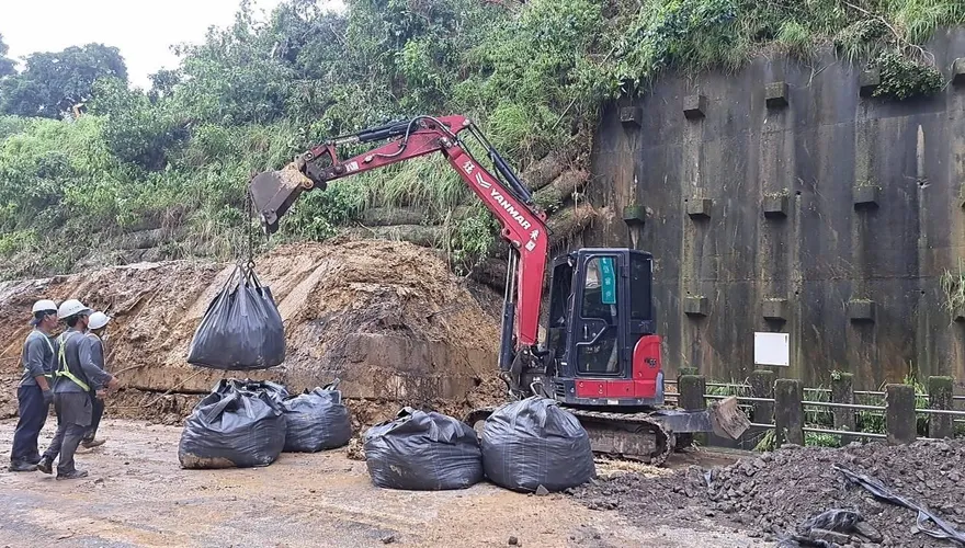 高雄小港區松富街坍塌　市府監測坡地安全加速復原