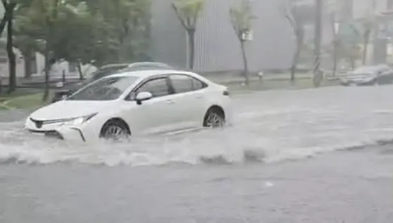 影/雷雨狂炸彰化員林「大橋灌瀑布」　水淹半個輪胎高