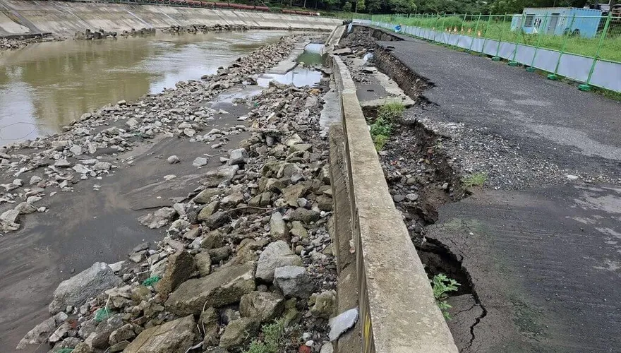 高雄後勁溪護岸被雨沖潰　水利局稱「本就要修」急救場
