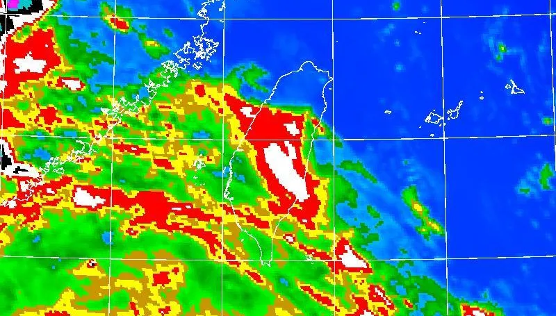 低壓帶續影響！雨彈砸爛屏東、台東夜空　氣象署急警戒