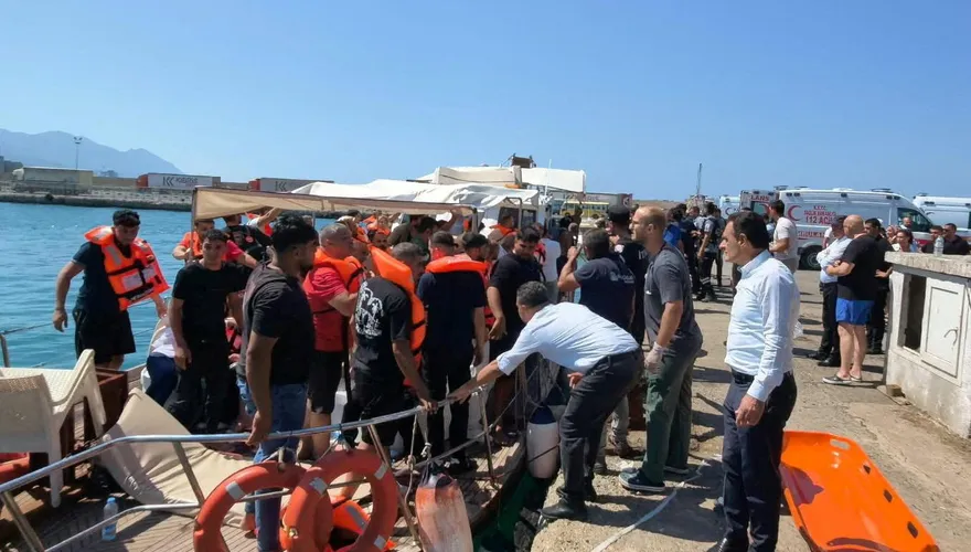 影/北賽普勒斯驚傳渡輪翻覆「近300人落海」　直升機緊急升空