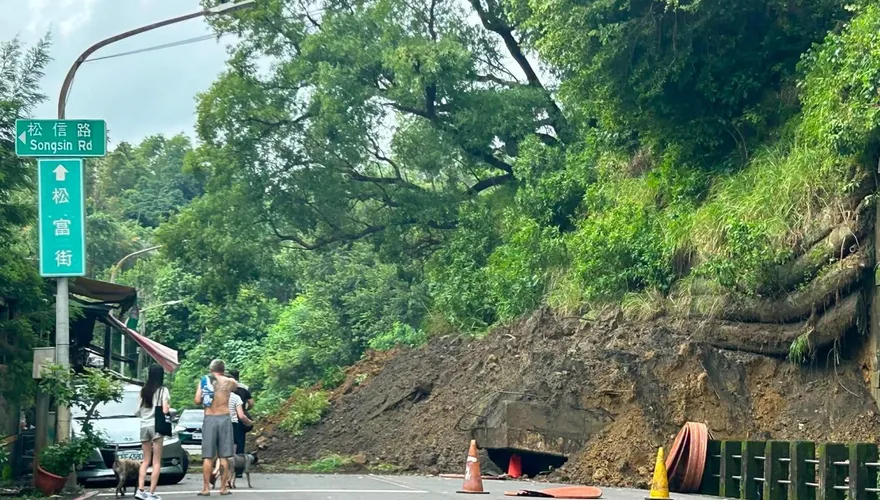 驚悚！高雄小港擋土牆再崩塌　里長急喊：勿靠近松富街