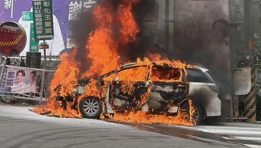 影/彰化開學日街頭「猛烈燃燒」！休旅車陷火海成焦黑殘骸