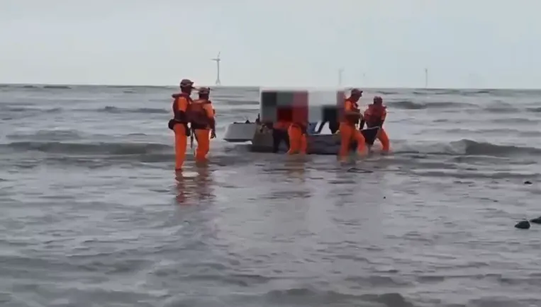 影/苗栗海釣船突「失去動力」3人困海上　海巡成功救援