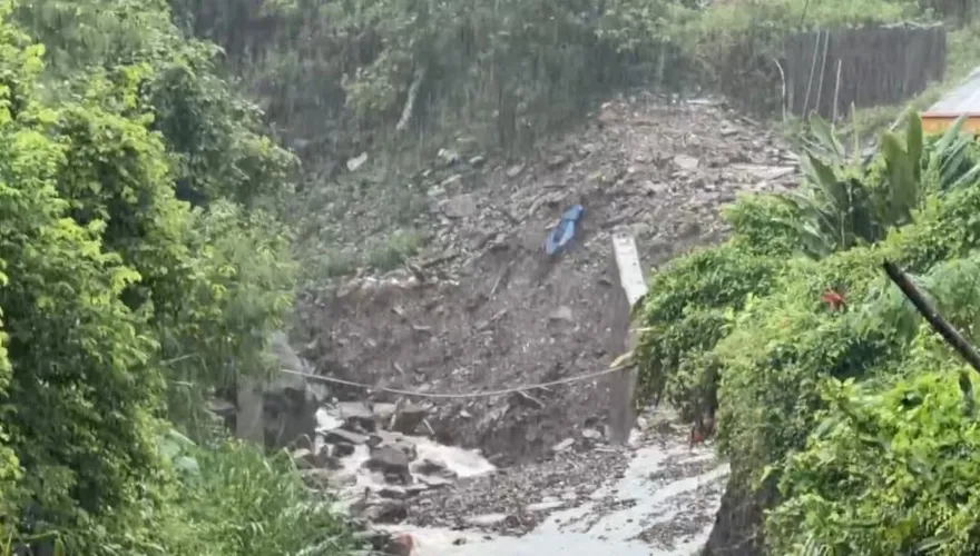影/豪雨撕裂山體！台東台9線土石流變泥海　貨車險遭吞