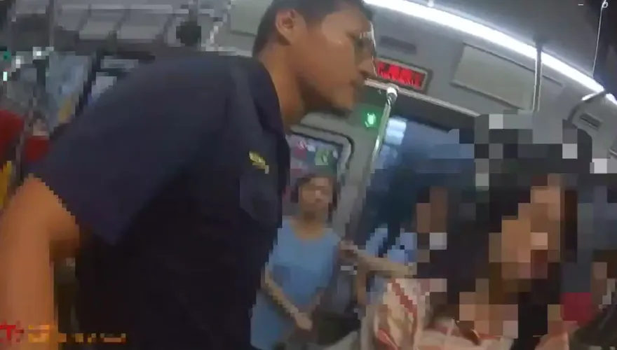影/被包撞到不爽！新北公車變女子擂台扯髮砸包　警衝上車