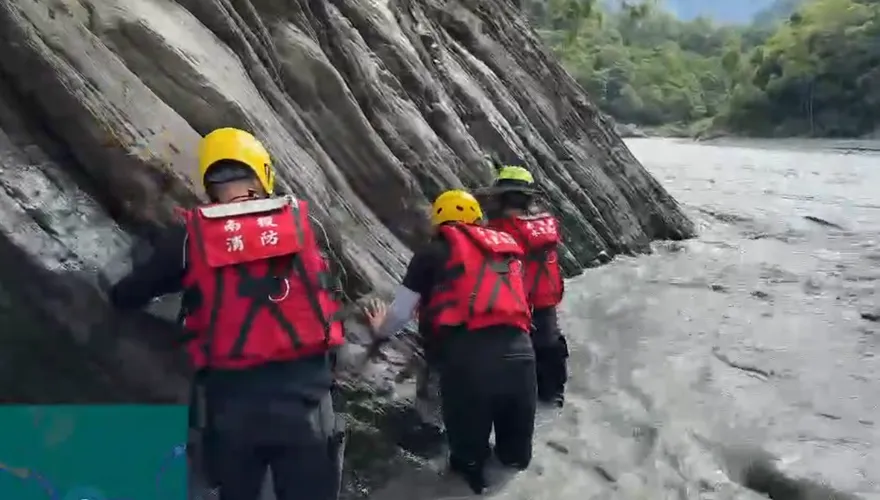 影/衝武界搶救翻船3人！50歲消防員遭濁水溪捲走　不幸殉職