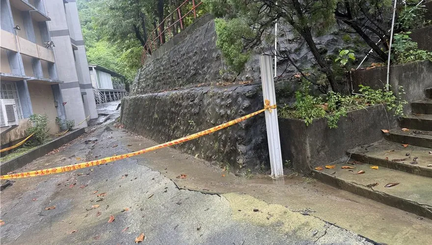 高雄壽山國中擋土牆破裂！技師會勘無虞　附幼9/1再停課1天