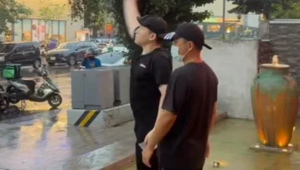 竹北餐廳當客人面撒鹽！真相逆轉　員工訴苦：用餐還是普渡？