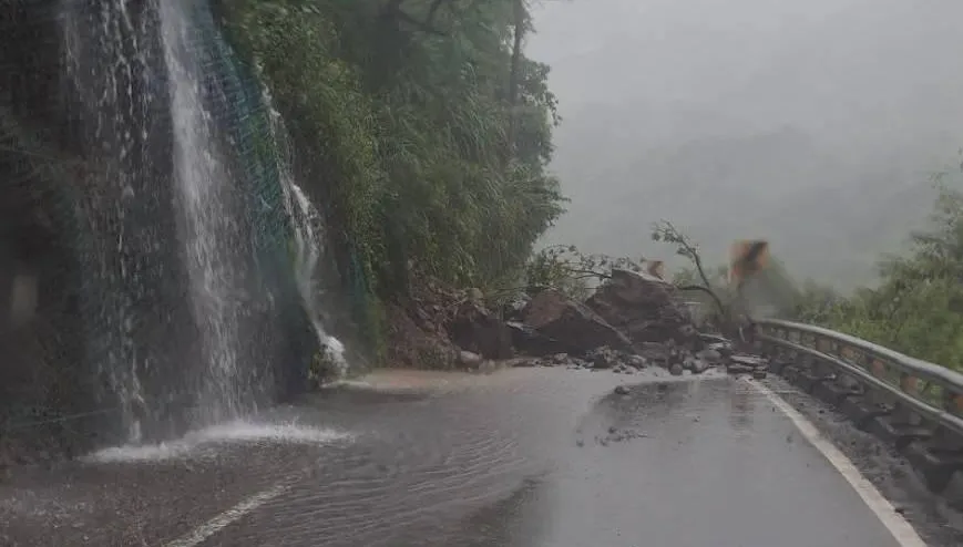 雨彈狂炸！台20線南橫桃源段「邊坡坍方」　道路封閉搶修