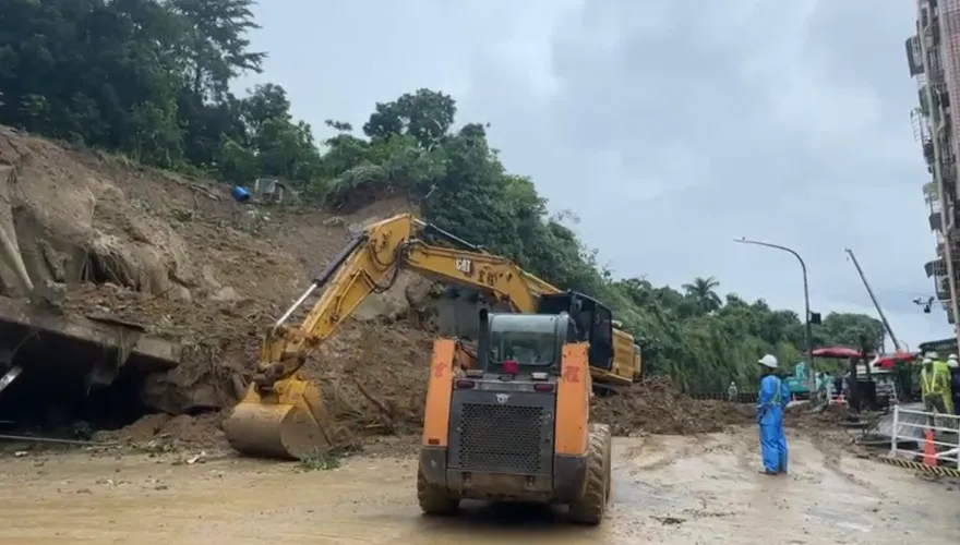 影/高雄大雨災情連連！路樹倒塌壓2車　小港擋土牆4天崩3次
