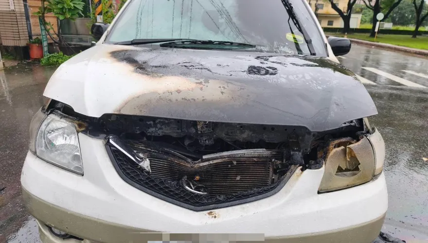 影/屏科大前驚傳火燒車！休旅車引擎室突竄火　23歲男急逃