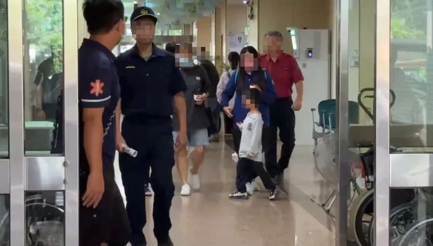 影/白髮人送黑髮人！南投勇消相驗母悲痛　隊友列隊淚送